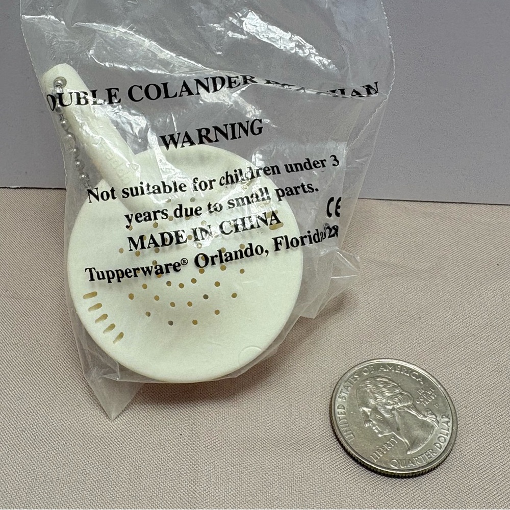 Tupperware Cream Double Mini Colander Keychain - Picture 2 of 2